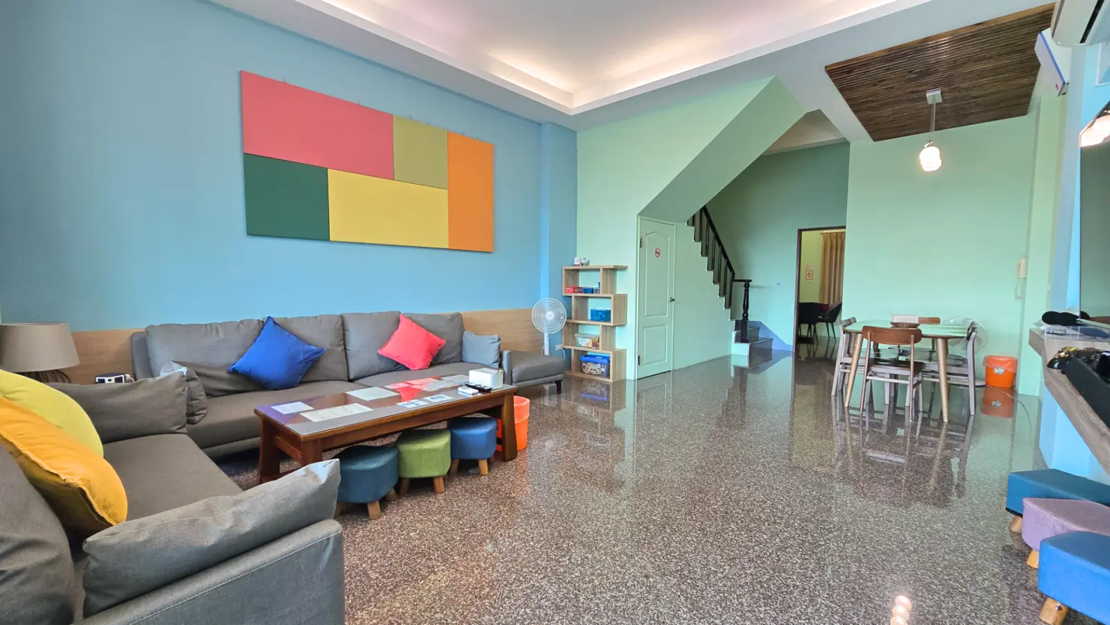 一樓包棟大廳沙發區與用餐空間