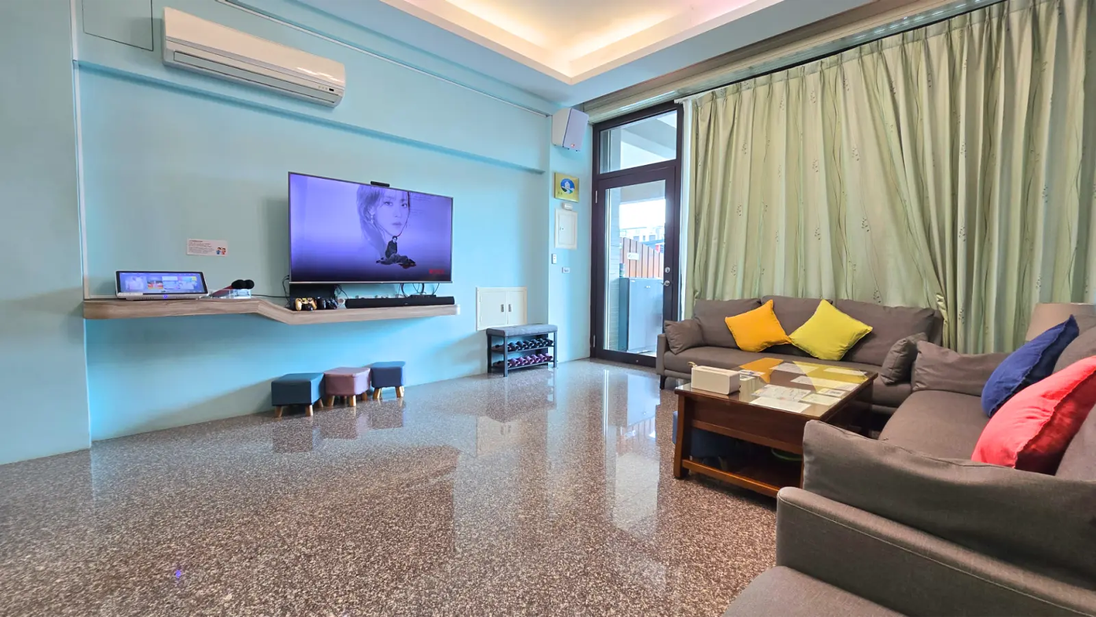 客廳電視、沙發與遊戲娛樂空間