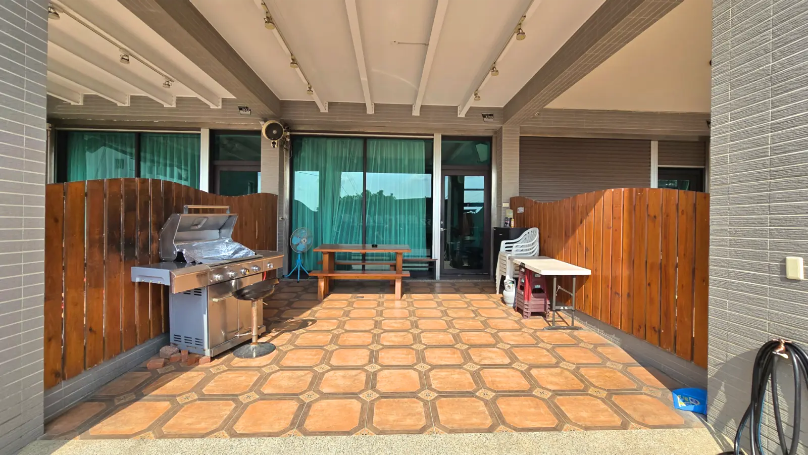 前庭烤肉爐與遮雨烤肉空間