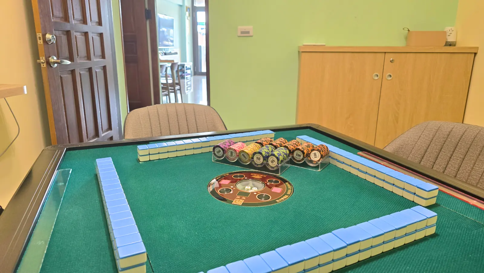 獨立麻將室的電動麻將桌與籌碼