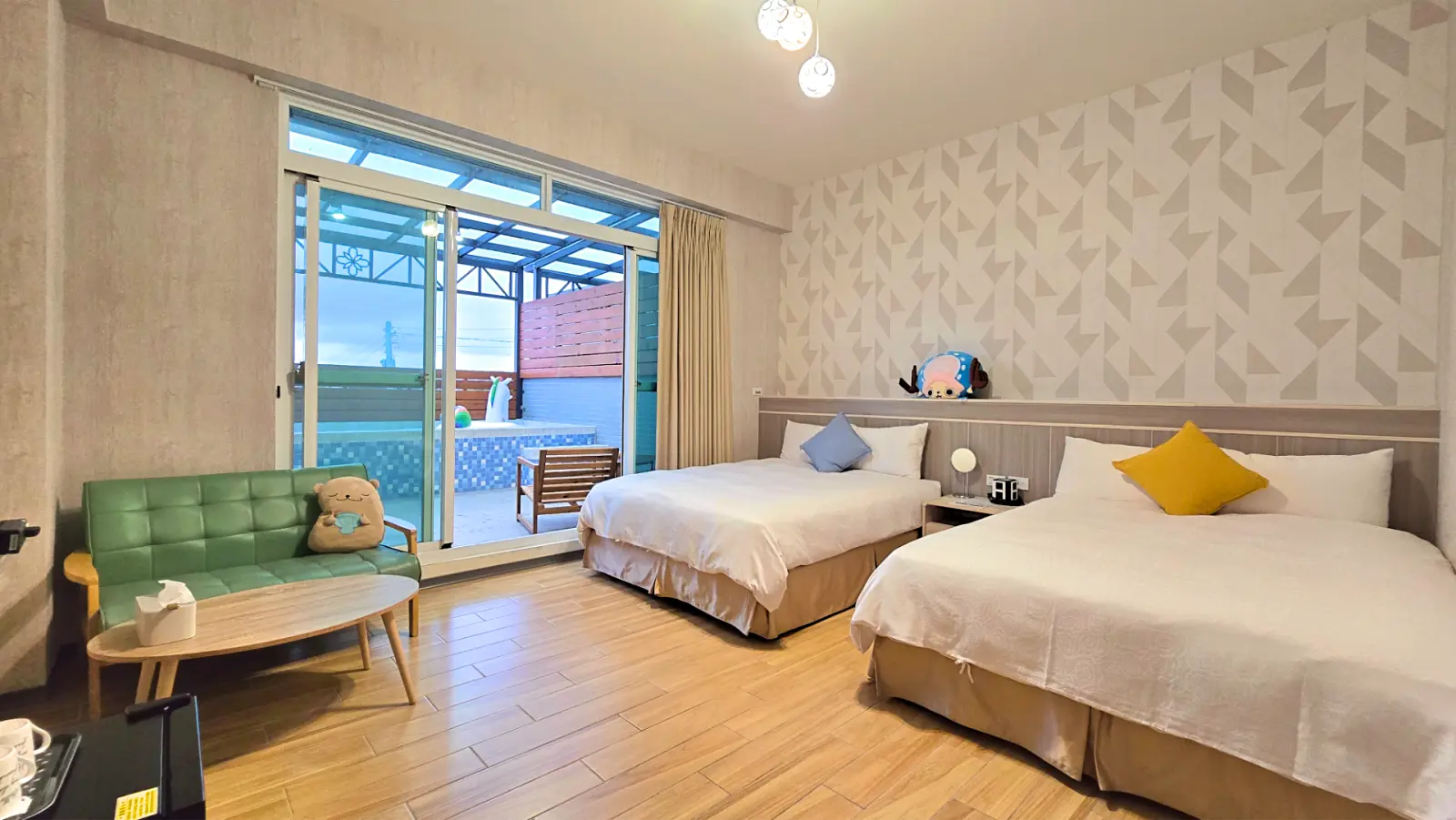 201 四人房兩張床與陽台戲水池