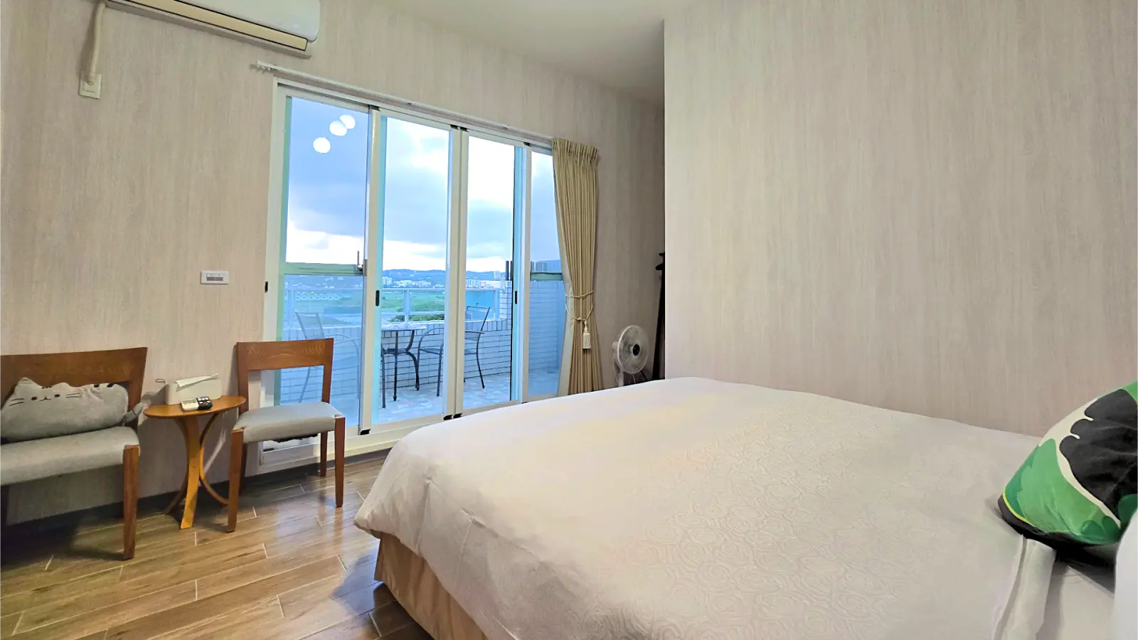 305 二人房床鋪與陽台座位區