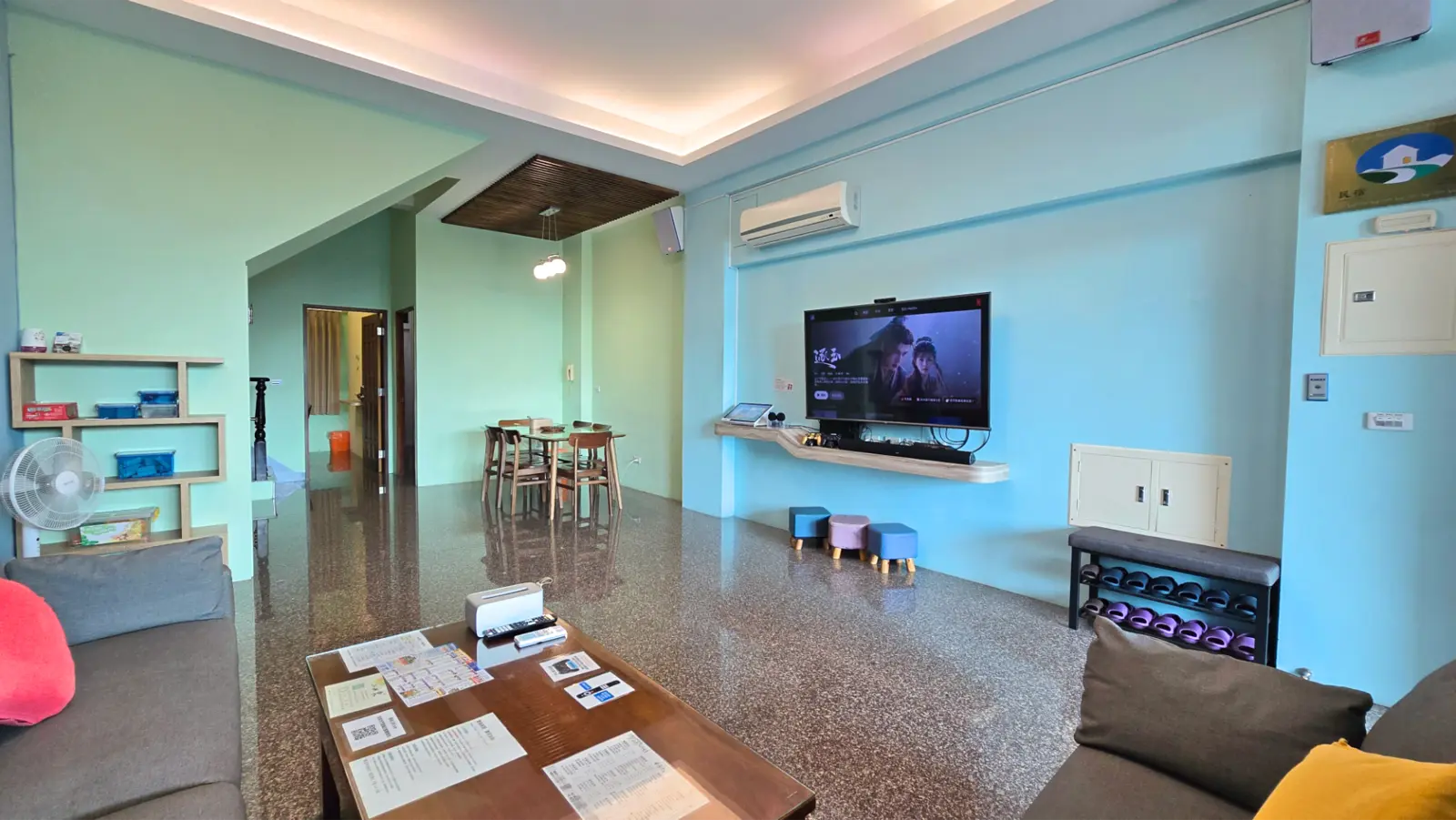 一樓包棟大廳電視、餐桌與公共空間