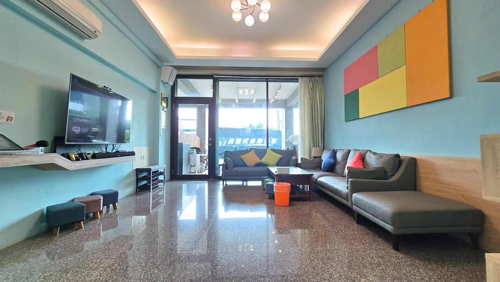 一樓包棟大廳沙發區與電視