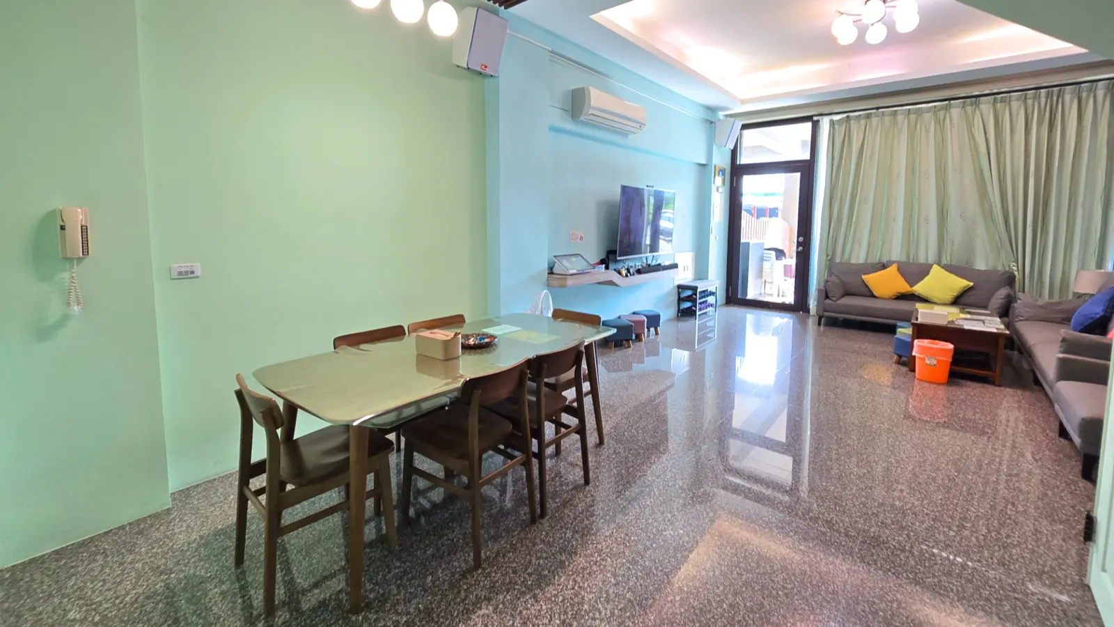 一樓餐桌與客廳公共空間