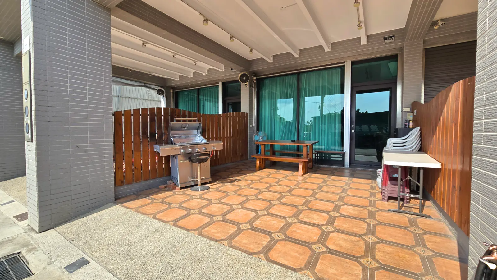 前庭烤肉爐與遮雨烤肉空間