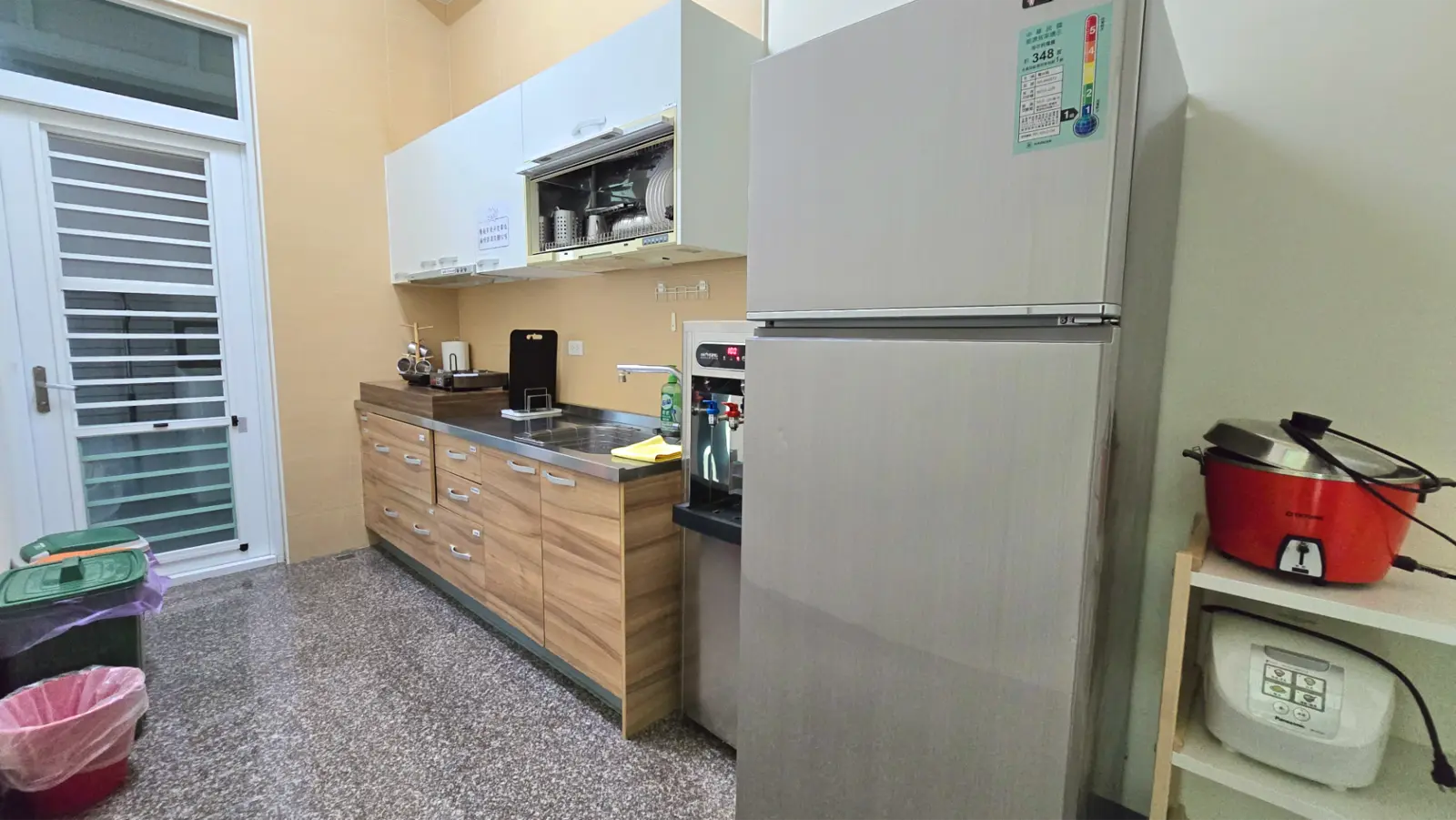 廚房流理台、冰箱與飲水機