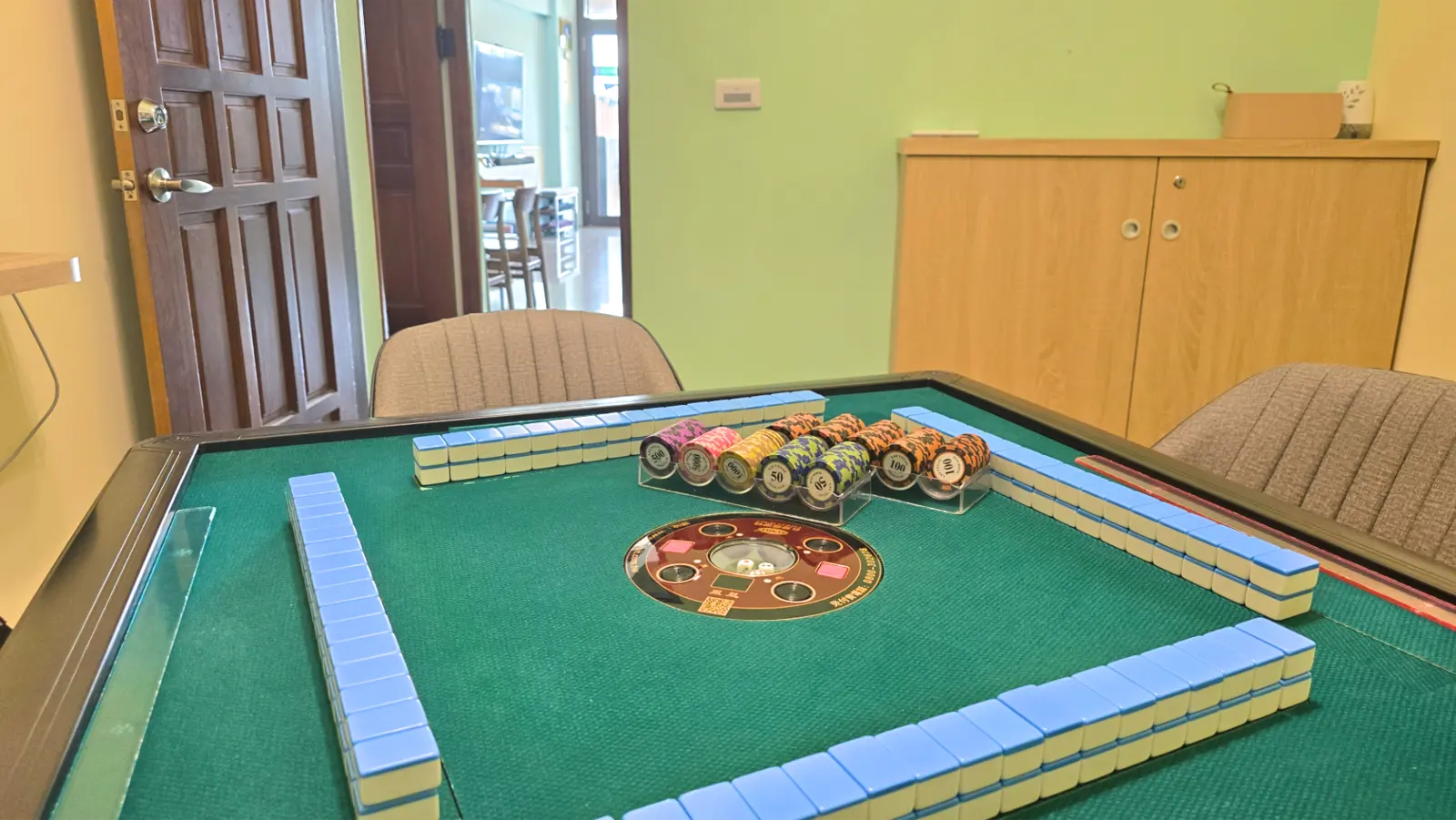 獨立麻將室的電動麻將桌與籌碼