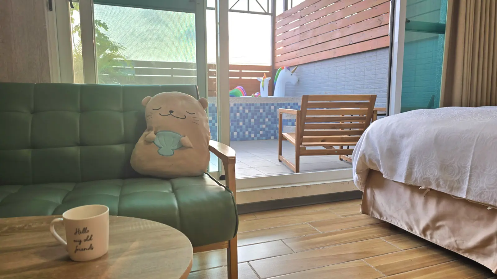 201四人房沙發區與陽台戲水池