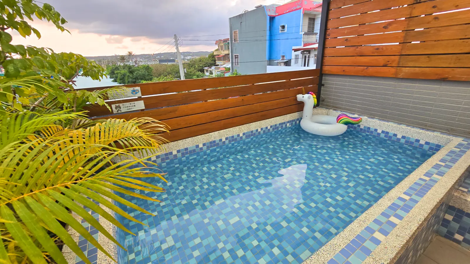 201四人房陽台戲水池與窗外景觀