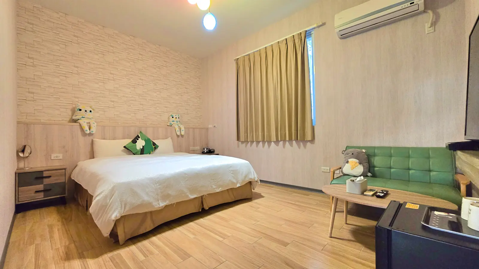 202房加大雙人床、沙發與電視