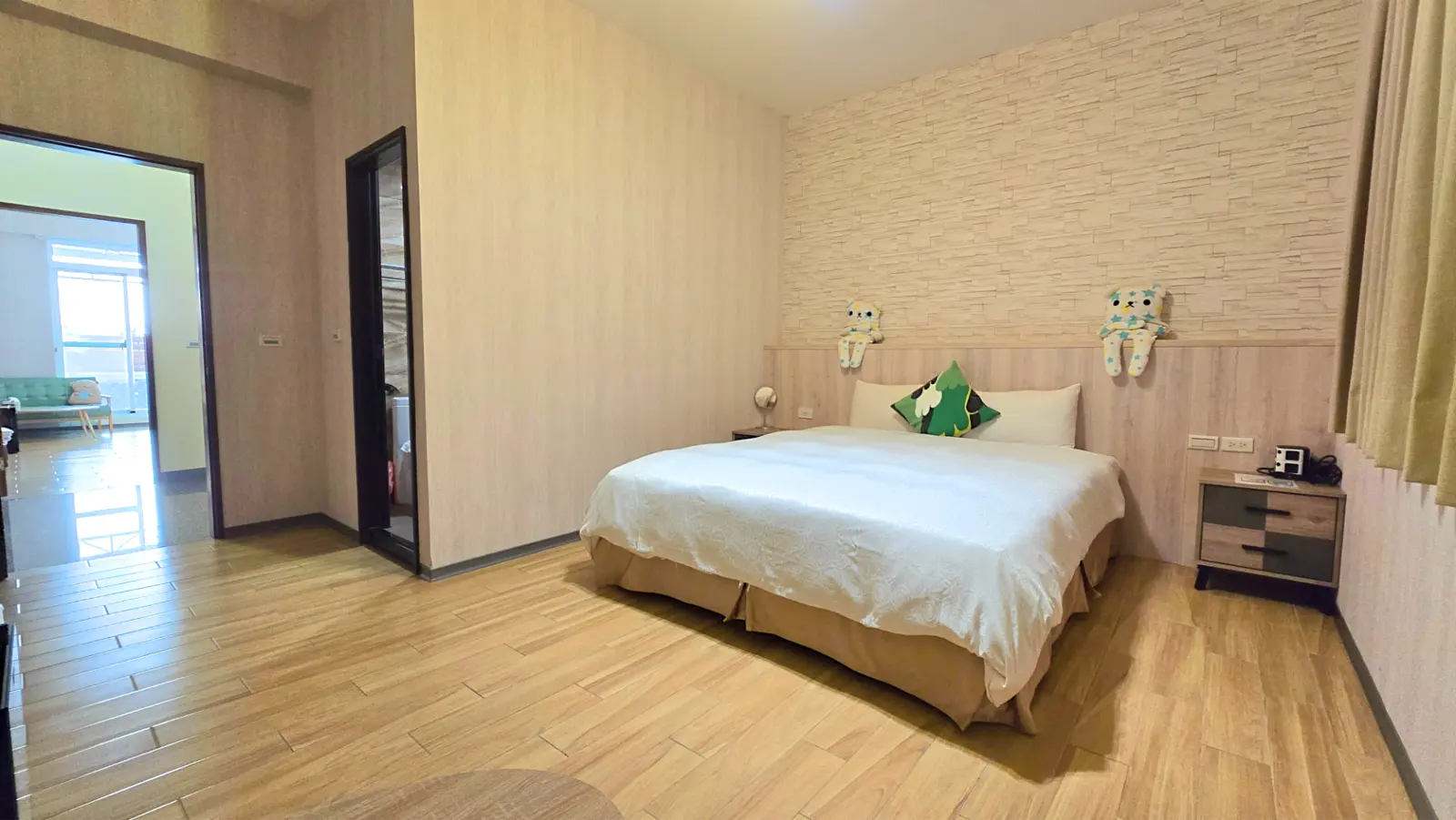 202房加大雙人床與房門入口