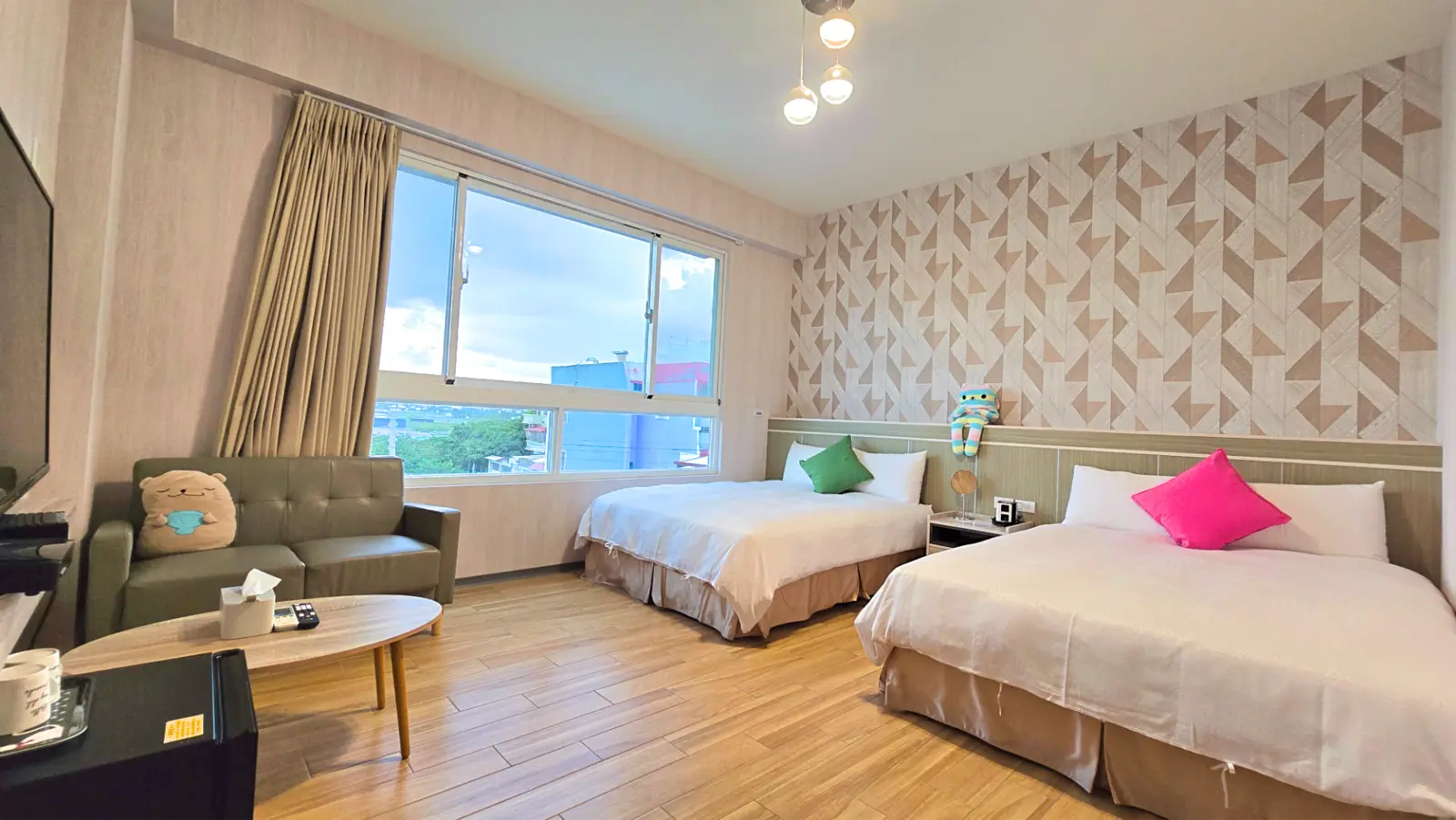 301四人房兩張雙人床、沙發與大面窗景