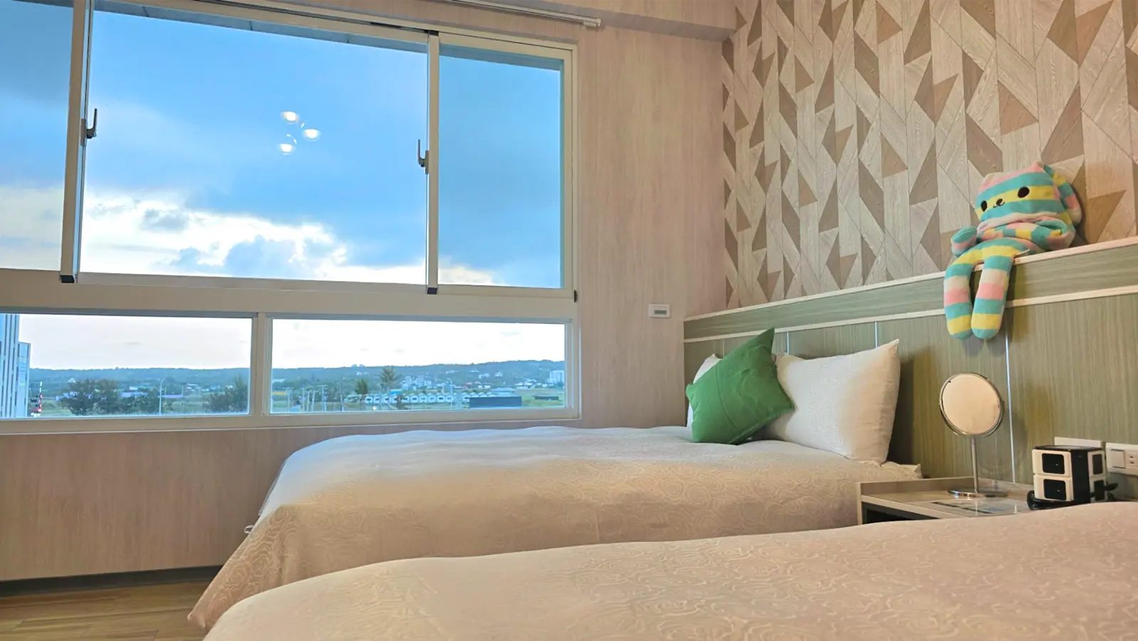 301四人房床邊窗景近景