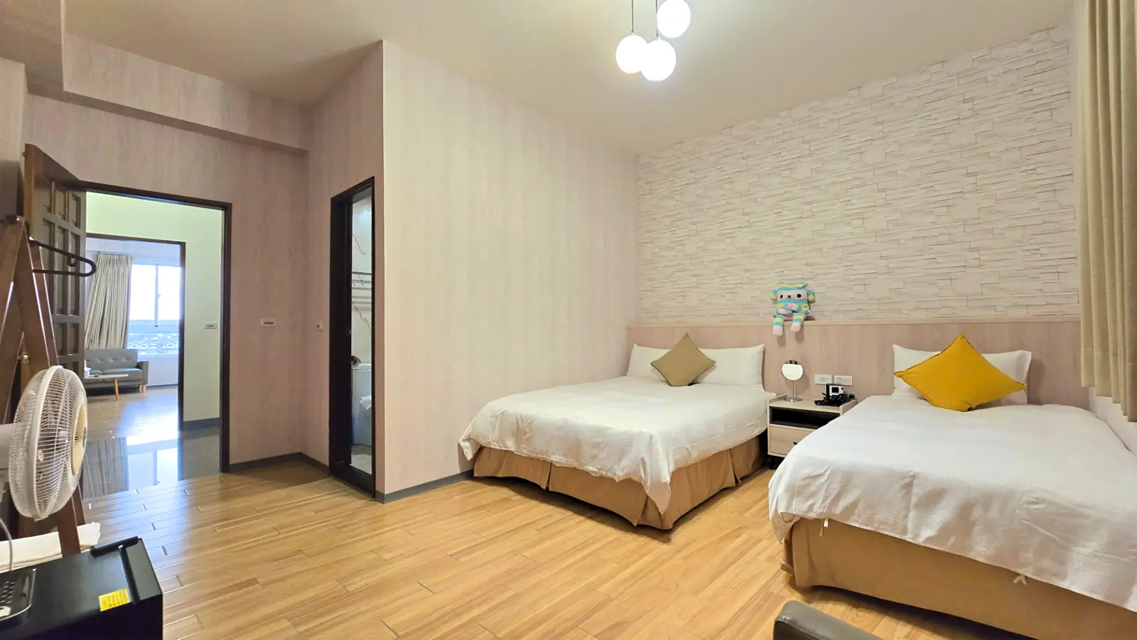 302房雙人床、單人床