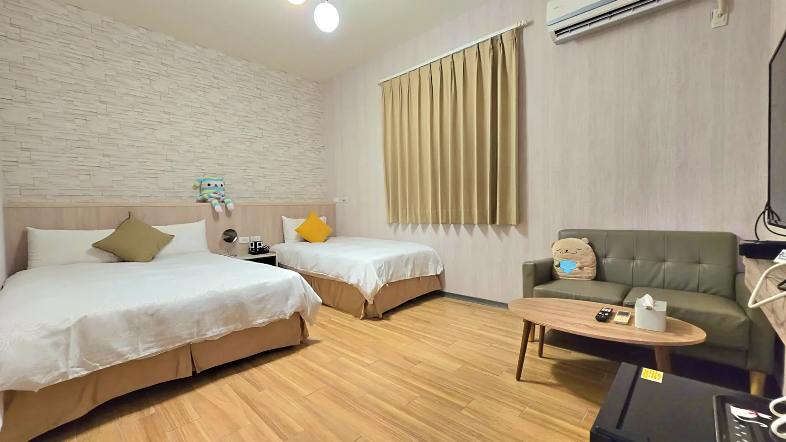 302房雙人床、單人床、沙發、茶几、電視