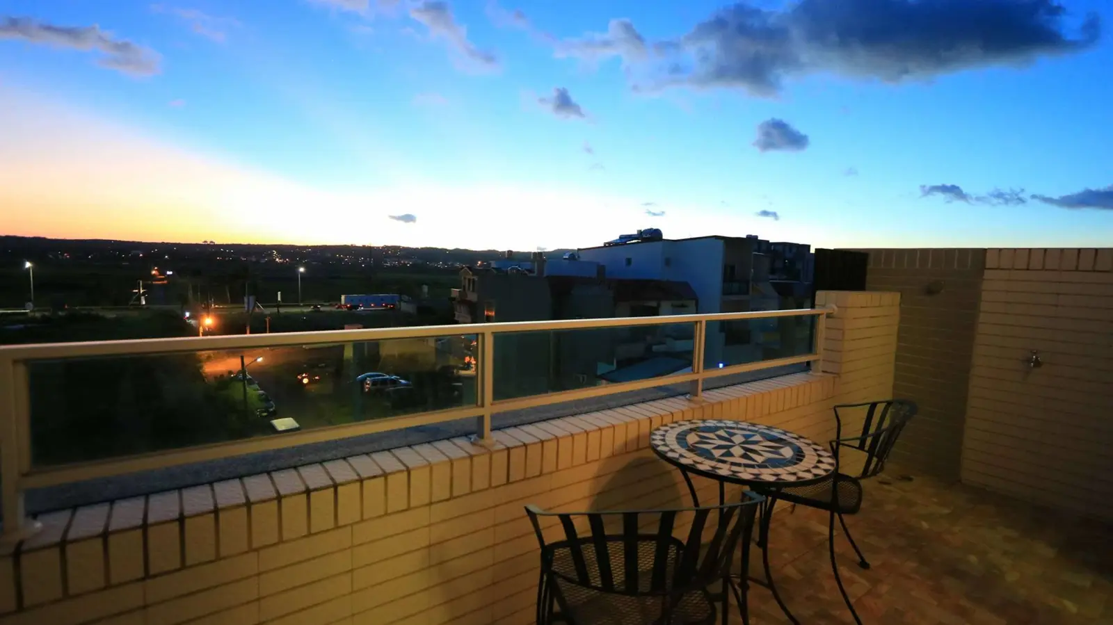 305二人房陽台座位與夜景